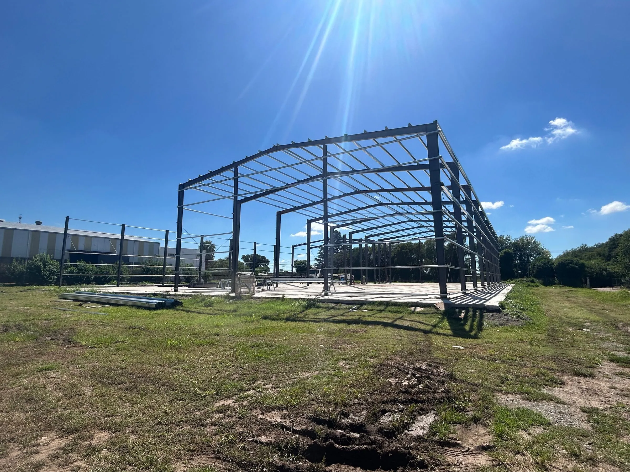 Estructura de galpón a dos aguas montada sobre platea