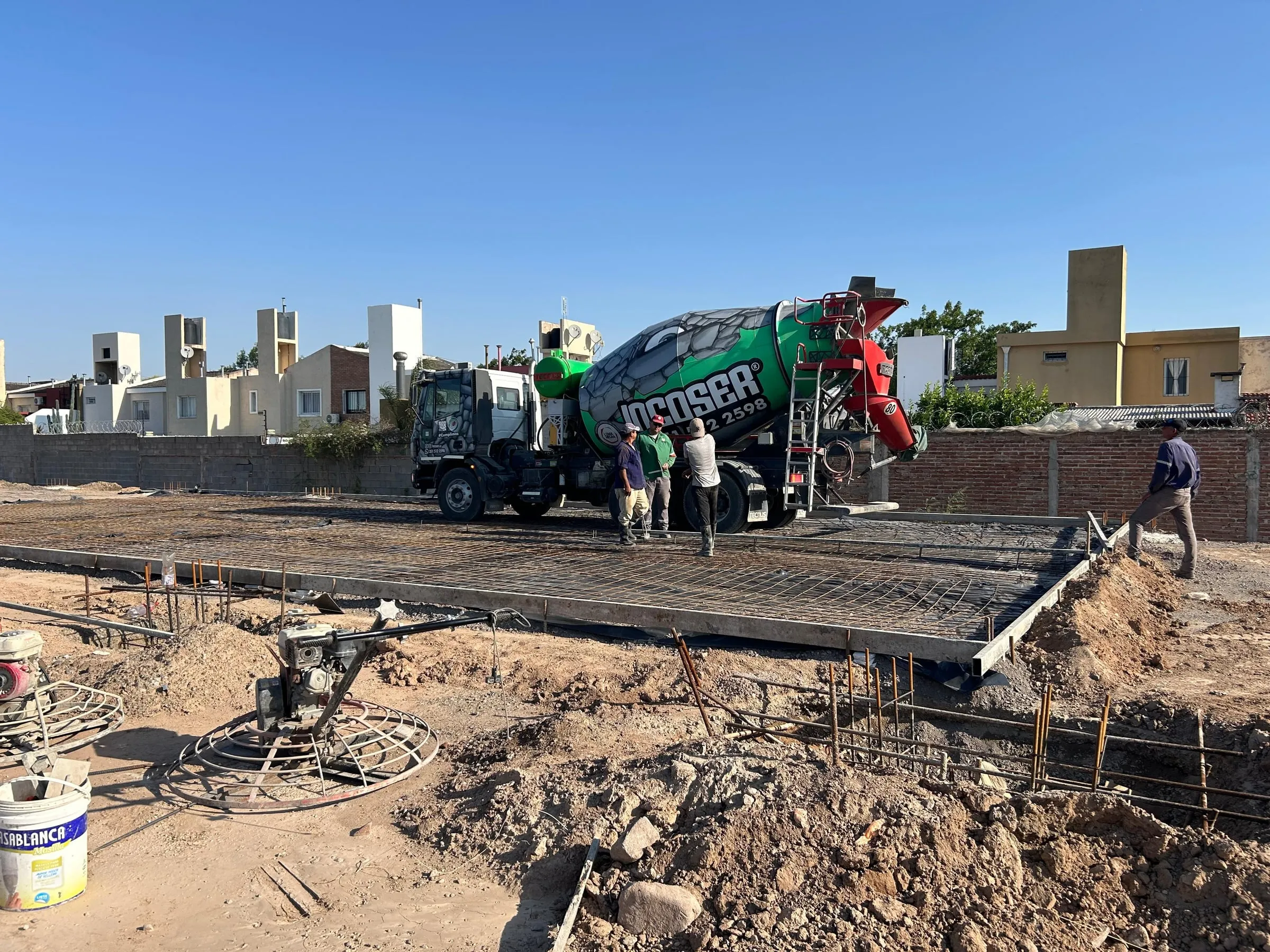 Hormigonado de platea con camión mixer y cuadrilla en obra
